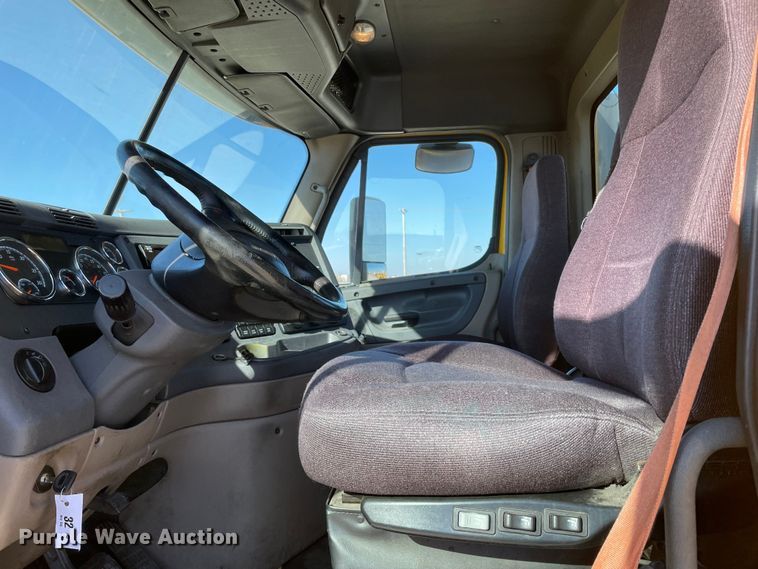 image for item LP9167 2018 Freightliner Cascadia 125  semi truck