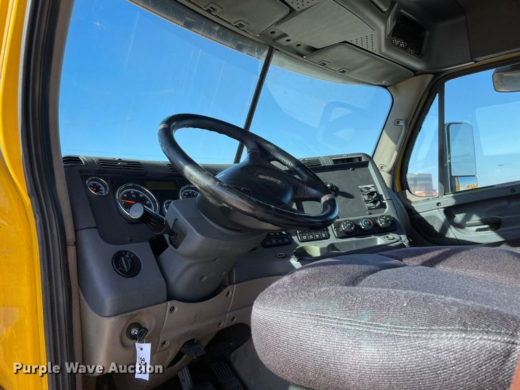 image for item LP9167 2018 Freightliner Cascadia 125  semi truck