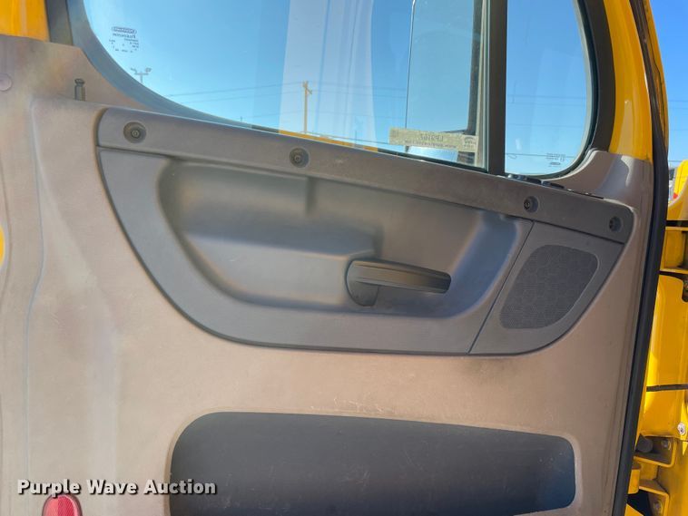 image for item LP9167 2018 Freightliner Cascadia 125  semi truck