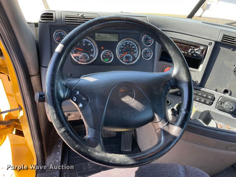 image for item LP9167 2018 Freightliner Cascadia 125  semi truck