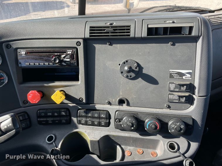 image for item LP9167 2018 Freightliner Cascadia 125  semi truck