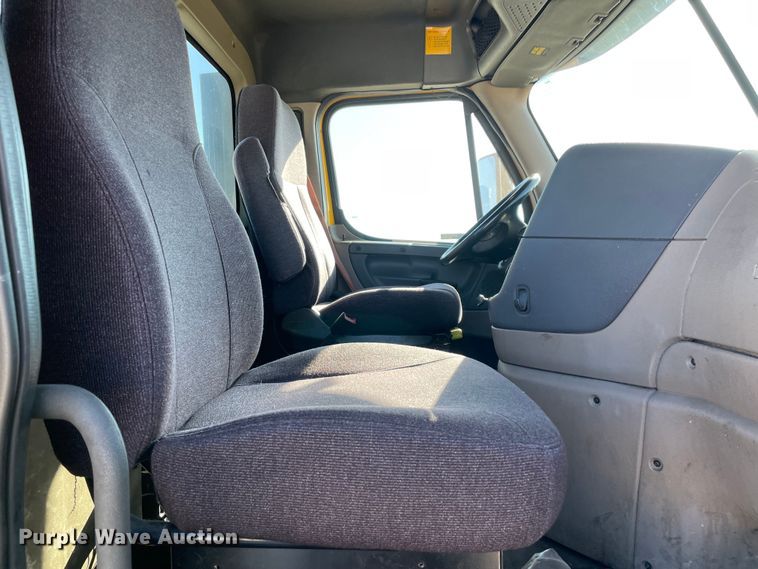 image for item LP9167 2018 Freightliner Cascadia 125  semi truck