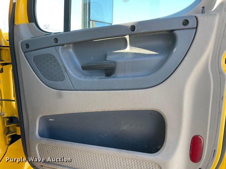 image for item LP9167 2018 Freightliner Cascadia 125  semi truck