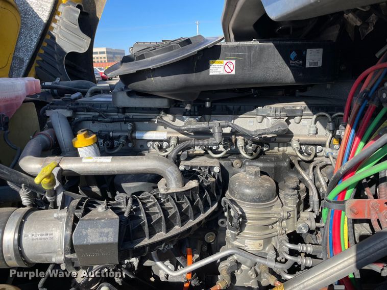 image for item LP9167 2018 Freightliner Cascadia 125  semi truck