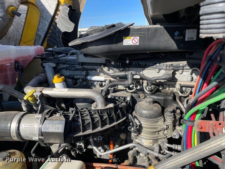 image for item LP9167 2018 Freightliner Cascadia 125  semi truck