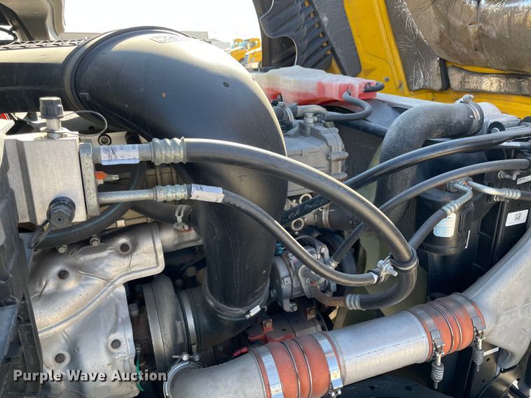 image for item LP9167 2018 Freightliner Cascadia 125  semi truck