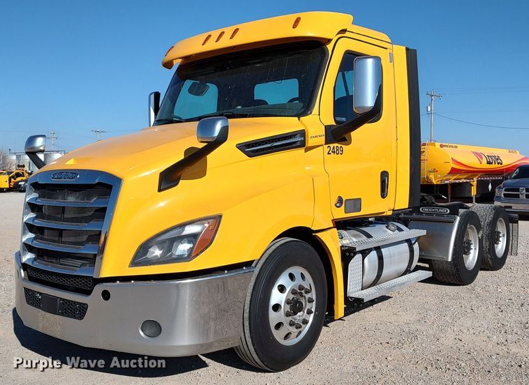 image for item LP9168 2020 Freightliner Cascadia 126  semi truck