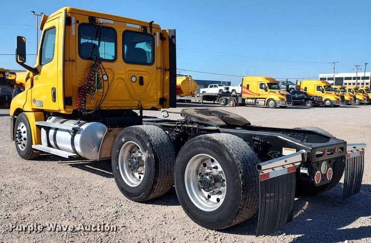 image for item LP9168 2020 Freightliner Cascadia 126  semi truck