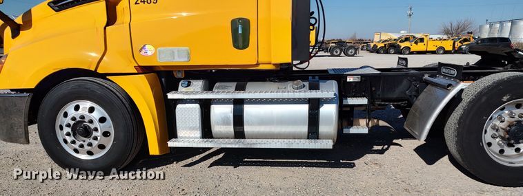 image for item LP9168 2020 Freightliner Cascadia 126  semi truck