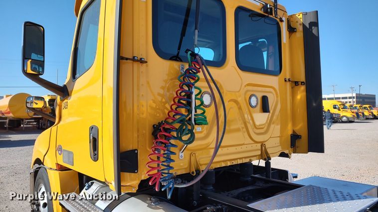 image for item LP9168 2020 Freightliner Cascadia 126  semi truck