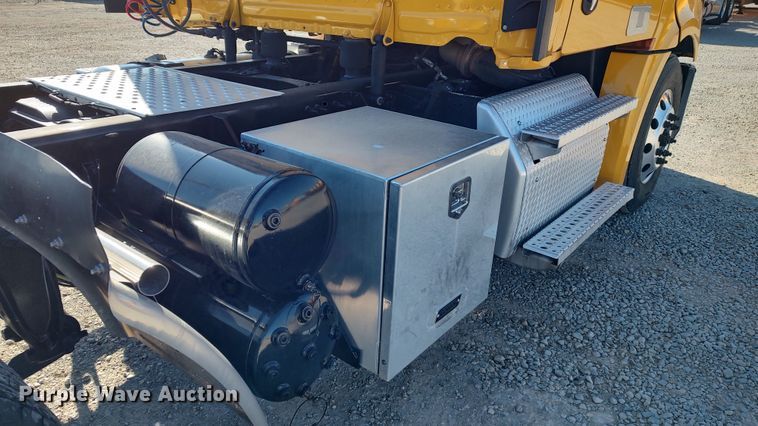 image for item LP9168 2020 Freightliner Cascadia 126  semi truck