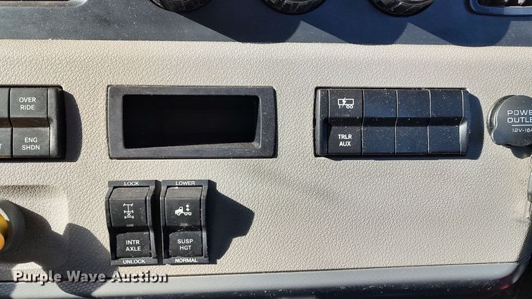 image for item LP9168 2020 Freightliner Cascadia 126  semi truck