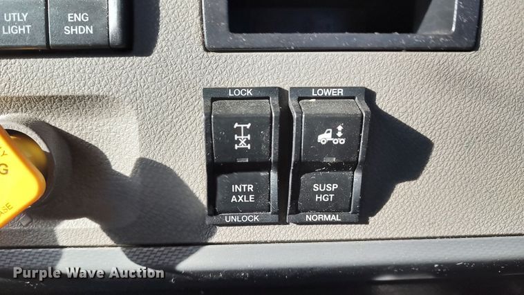 image for item LP9168 2020 Freightliner Cascadia 126  semi truck