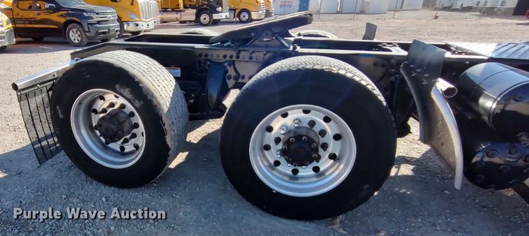 image for item LP9168 2020 Freightliner Cascadia 126  semi truck