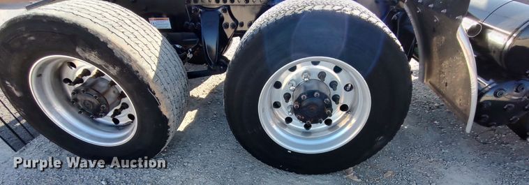 image for item LP9168 2020 Freightliner Cascadia 126  semi truck