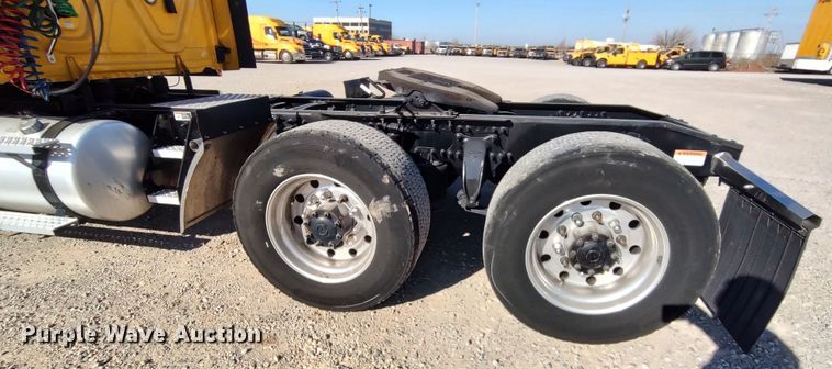 image for item LP9168 2020 Freightliner Cascadia 126  semi truck