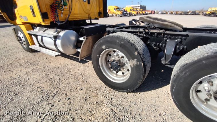 image for item LP9168 2020 Freightliner Cascadia 126  semi truck