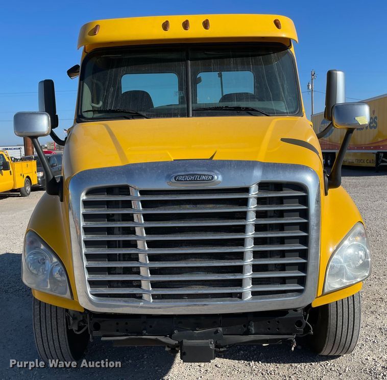 image for item LP9169 2018 Freightliner Cascadia 125  semi truck