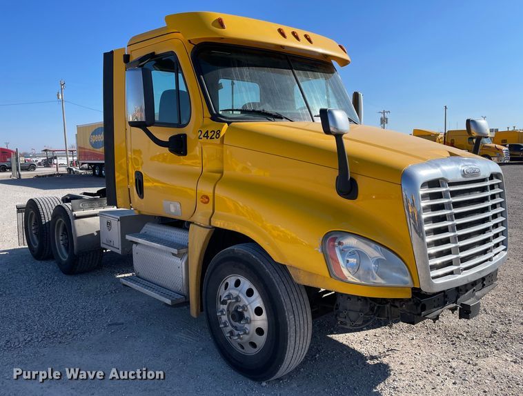 image for item LP9169 2018 Freightliner Cascadia 125  semi truck