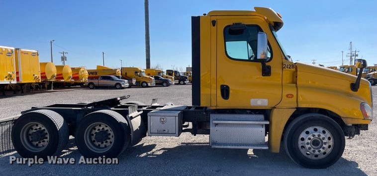 image for item LP9169 2018 Freightliner Cascadia 125  semi truck