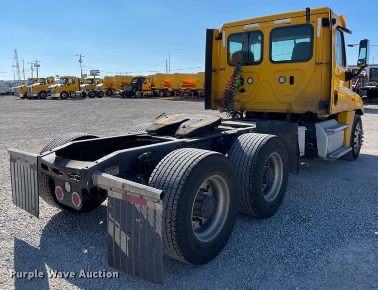 image for item LP9169 2018 Freightliner Cascadia 125  semi truck