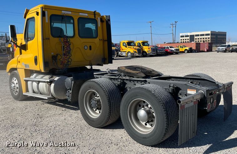 image for item LP9169 2018 Freightliner Cascadia 125  semi truck