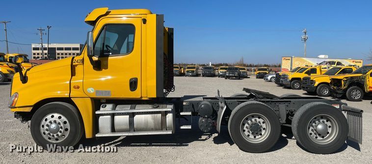 image for item LP9169 2018 Freightliner Cascadia 125  semi truck