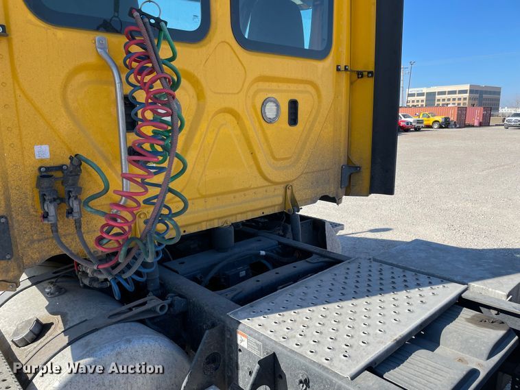 image for item LP9169 2018 Freightliner Cascadia 125  semi truck