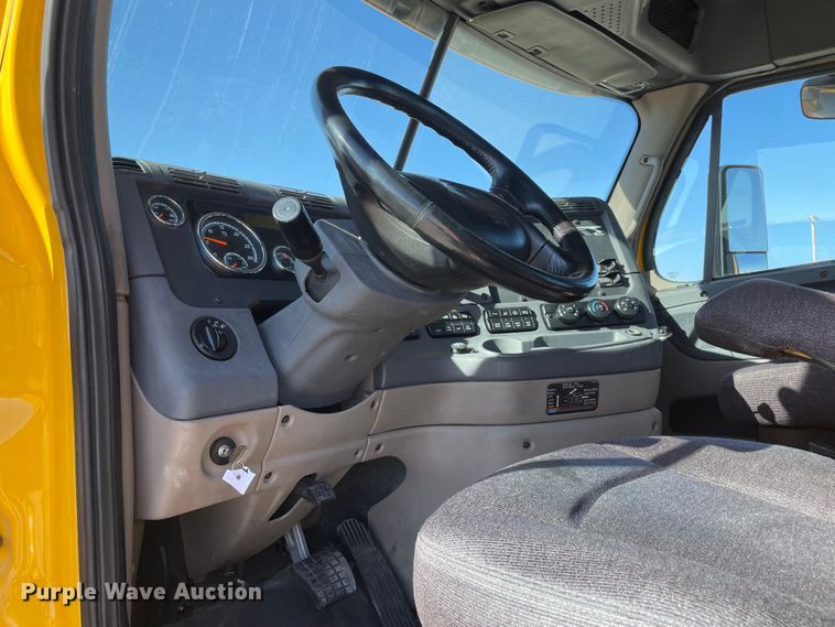 image for item LP9169 2018 Freightliner Cascadia 125  semi truck