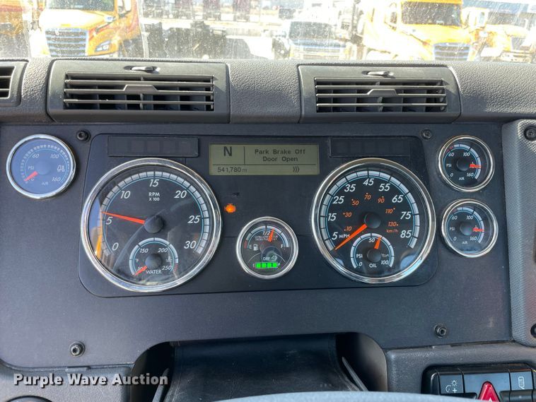 image for item LP9169 2018 Freightliner Cascadia 125  semi truck