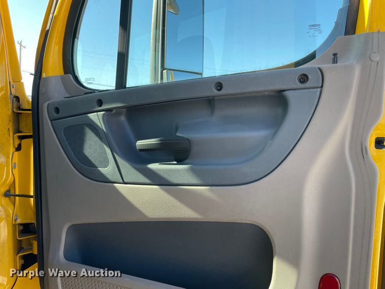 image for item LP9169 2018 Freightliner Cascadia 125  semi truck