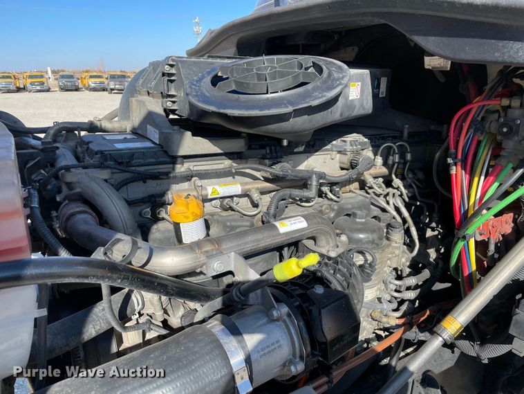 image for item LP9169 2018 Freightliner Cascadia 125  semi truck