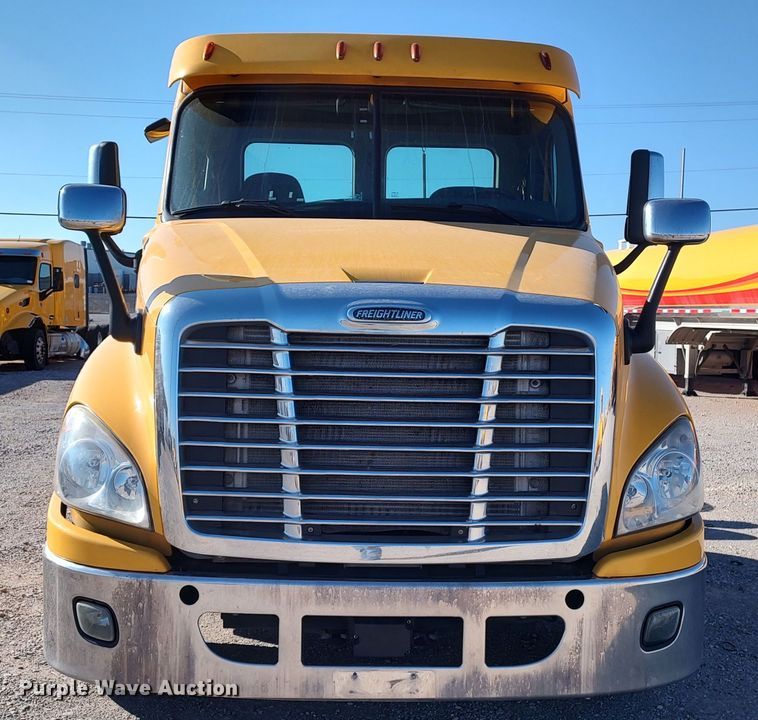 image for item LP9170 2018 Freightliner Cascadia 125  semi truck