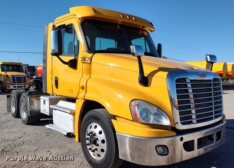 image for item LP9170 2018 Freightliner Cascadia 125  semi truck