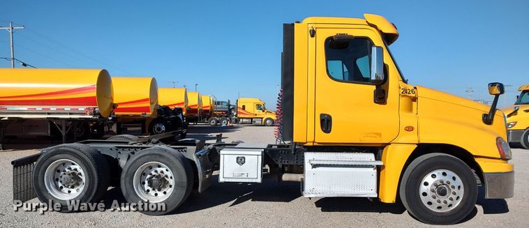 image for item LP9170 2018 Freightliner Cascadia 125  semi truck