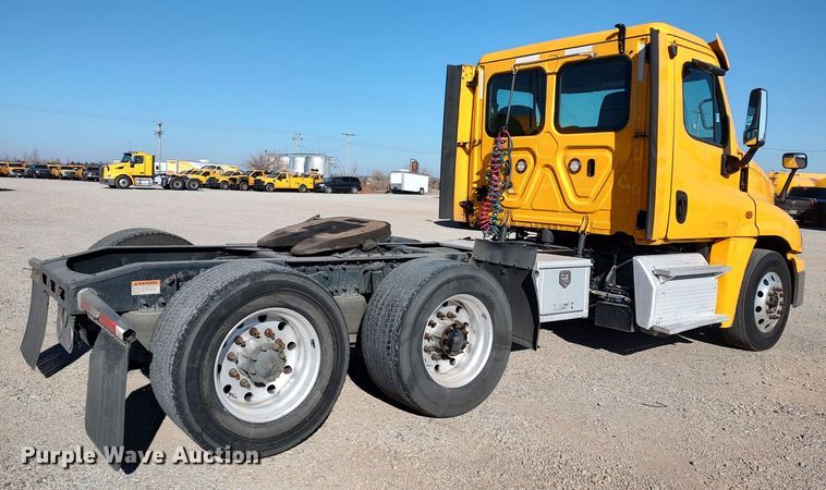 image for item LP9170 2018 Freightliner Cascadia 125  semi truck