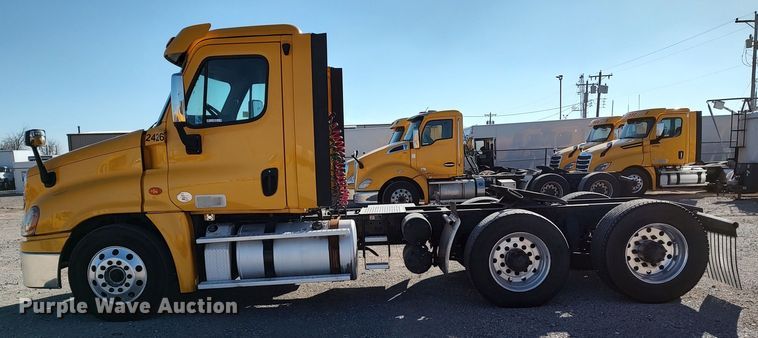 image for item LP9170 2018 Freightliner Cascadia 125  semi truck