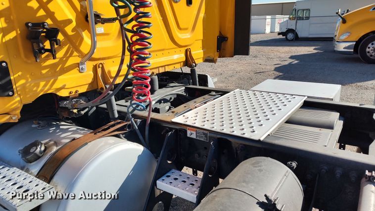 image for item LP9170 2018 Freightliner Cascadia 125  semi truck