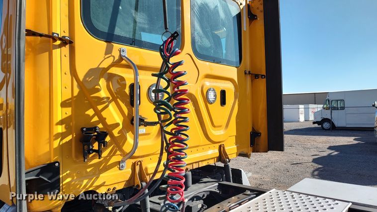 image for item LP9170 2018 Freightliner Cascadia 125  semi truck