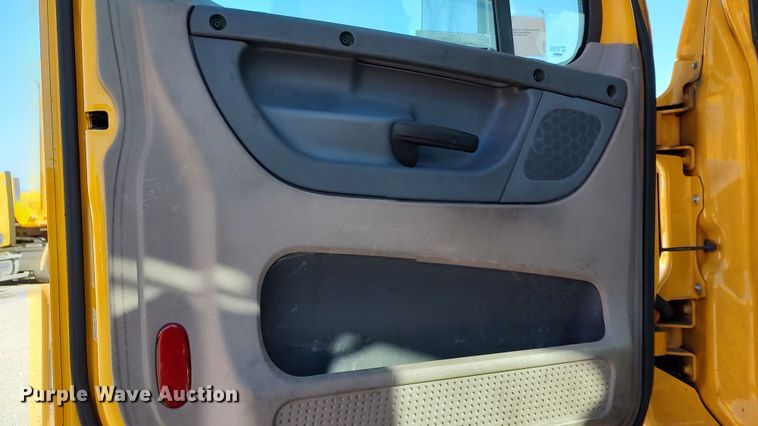 image for item LP9170 2018 Freightliner Cascadia 125  semi truck