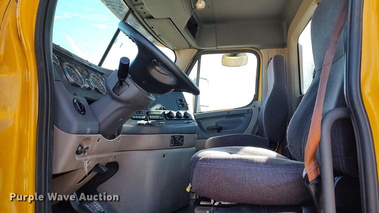 image for item LP9170 2018 Freightliner Cascadia 125  semi truck