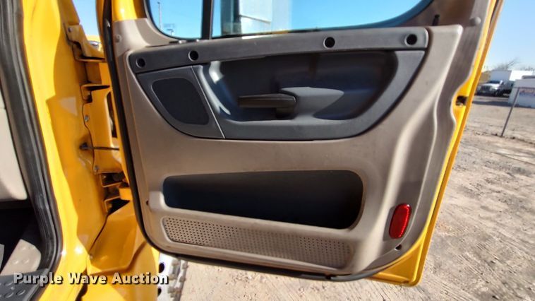 image for item LP9170 2018 Freightliner Cascadia 125  semi truck