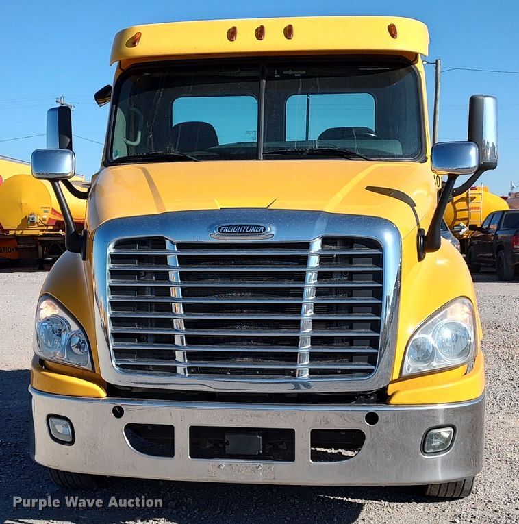 image for item LP9171 2018 Freightliner Cascadia 125  semi truck