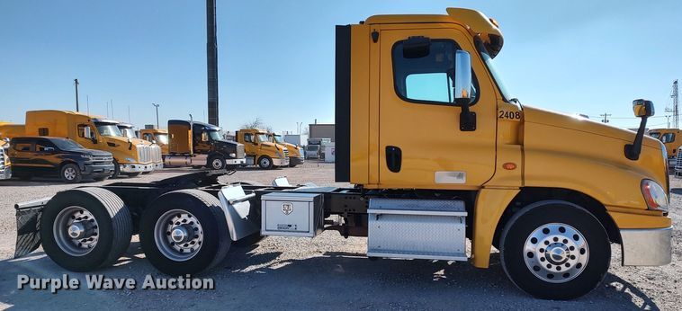 image for item LP9171 2018 Freightliner Cascadia 125  semi truck