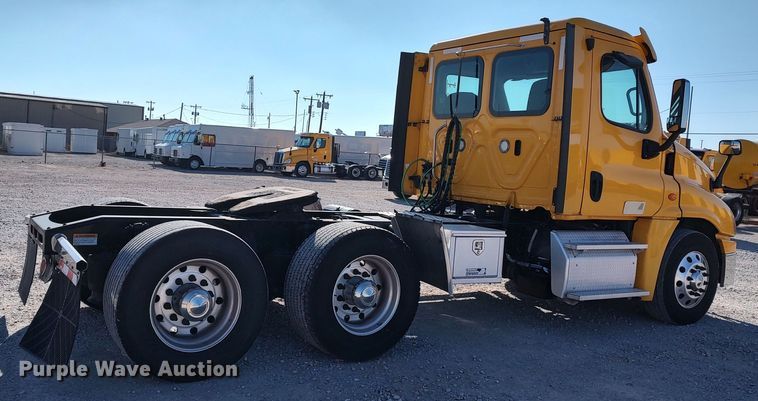 image for item LP9171 2018 Freightliner Cascadia 125  semi truck