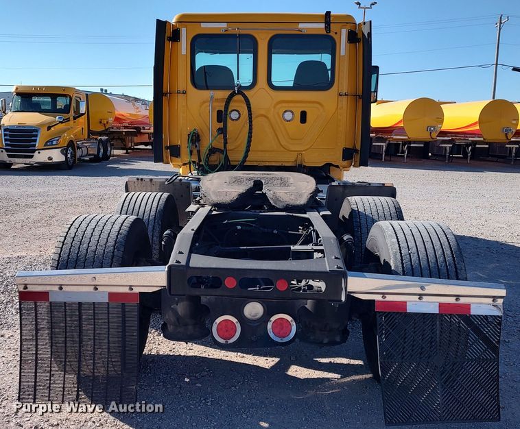 image for item LP9171 2018 Freightliner Cascadia 125  semi truck