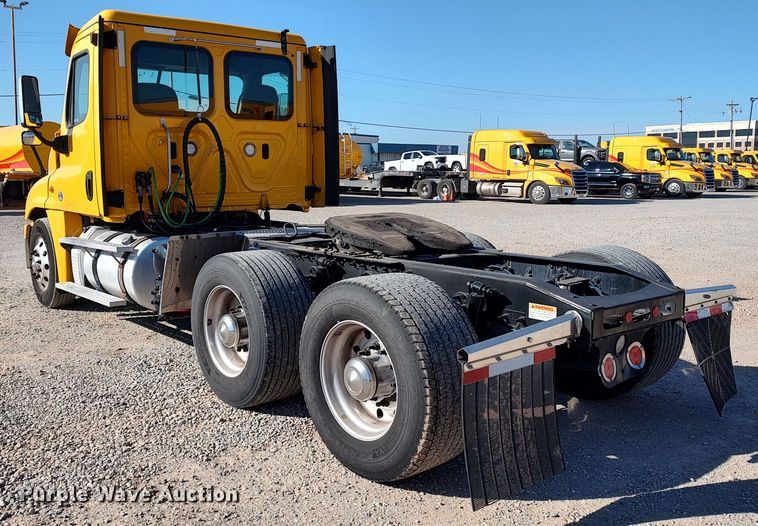 image for item LP9171 2018 Freightliner Cascadia 125  semi truck