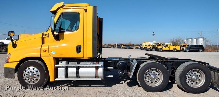 image for item LP9171 2018 Freightliner Cascadia 125  semi truck