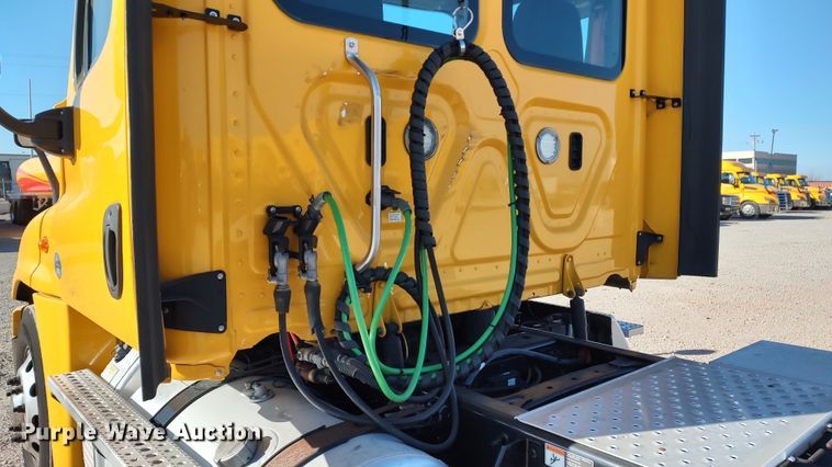 image for item LP9171 2018 Freightliner Cascadia 125  semi truck