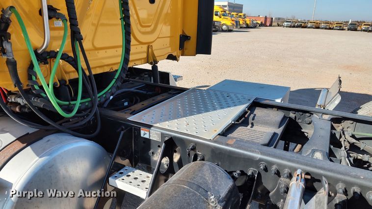 image for item LP9171 2018 Freightliner Cascadia 125  semi truck